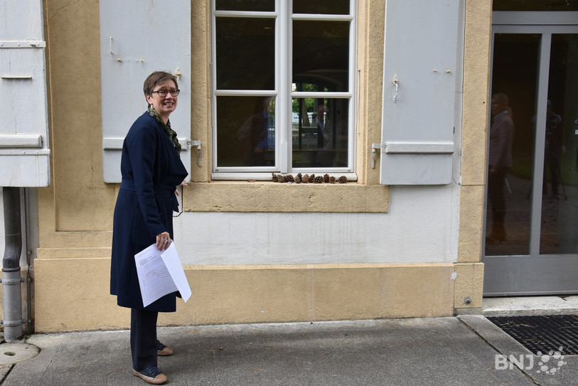 La directrice du NMB Bernadette Walter montre les fissures dans les murs du Musée Neuhaus.