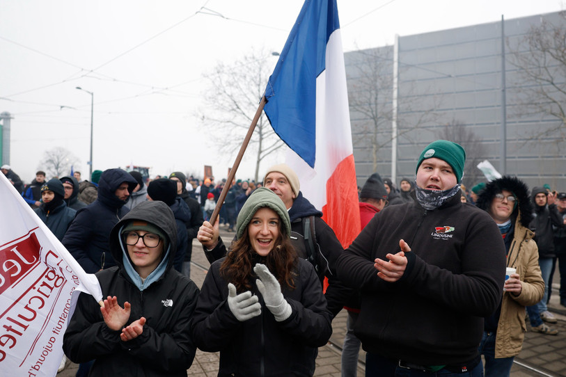 Des agriculteurs réunis devant le Parlement européen ont applaudi cette décision. (Photo : EPA/YOAN VALAT).