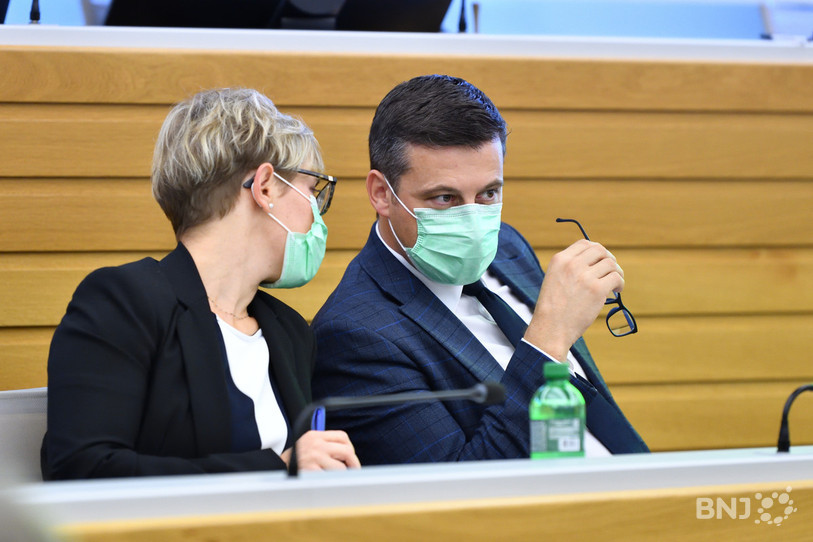 Le ministre de l'économie Jacques Gerber, aux cotés de Rosalie Beuret Siess, n'exclut pas de nouvelles aides. (Photo : Georges Henz)