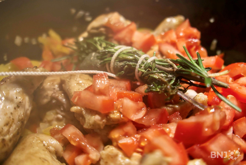 Le poulet basquaise mijote dans le faitout de Diego.