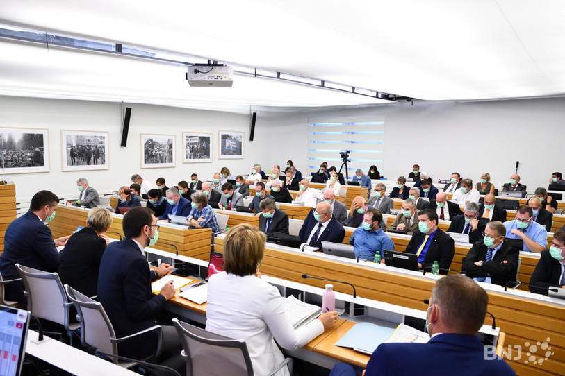 Les députés et ministres ont siégé masqués ce mercredi à l'Hôtel du Parlement. Insuffisant, selon le député PLR Alain Schweingruber (photo : Georges Henz).