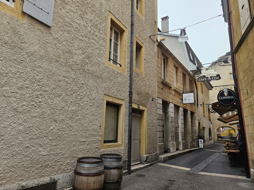 Un échafaudage sera posée assez haut pour laisser le passage des piétons et conserver la terrasse du Café du Cerf.