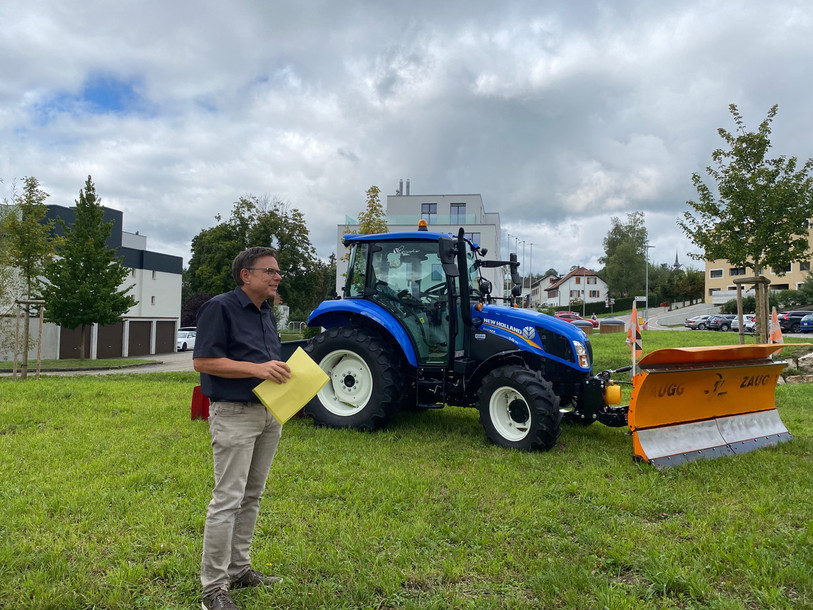 Ervin Grünenwald devant le nouveau véhicule. (Photo: Municipalité de Reconvilier)