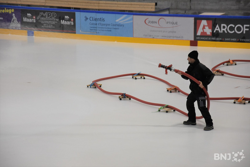 Cédric Hinni en plein arrosage sur la glace.