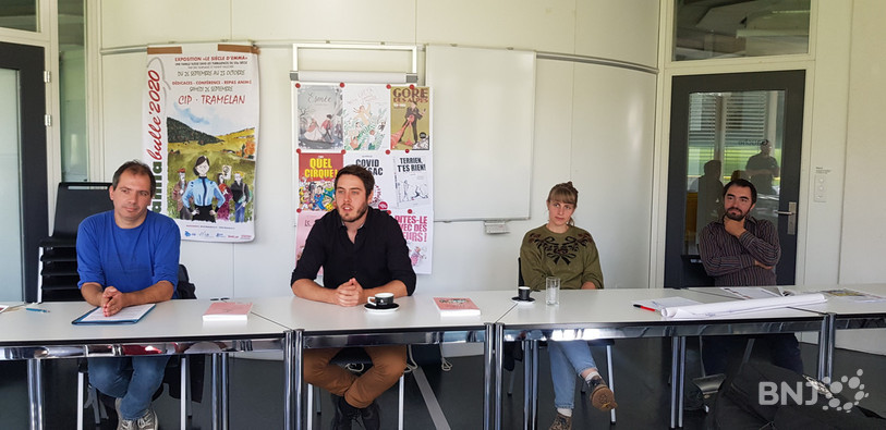 Les membres du comité du festival de bandes dessinées Tramlabulle (dans l'ordre, de g à d: Cédric Humair, Nicolas Zehnder et Mathieu Chaignat) et l'auteure Anne-Danielle Furrer (deuxième depuis la droite) se félicitent d'avoir réussi à mettre sur pied leur propre exposition.