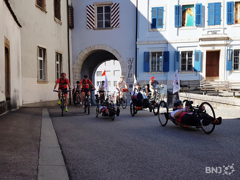 Les participants au Giro Suisse sont entrés en Vieille Ville de Delémont par la Porte de Porrentruy.