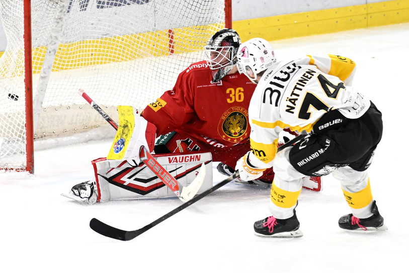 Julius Nättinen bat le gardien Neckar et offre la victoire en prolongation aux Ajoulots. (Photo : KEYSTONE/Marcel Bieri)