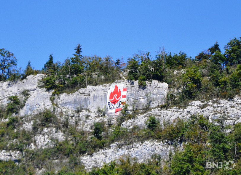 Cette banderole a été déployée ces dernières heures au Béridier, à Delémont.