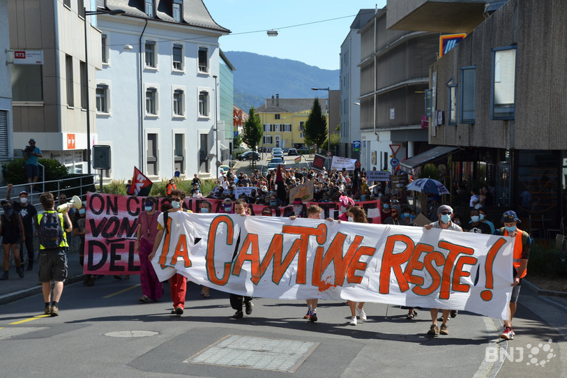 La manifestation en faveur de La Cantine est partie de la gare de Delémont avant de se rendre à l'Hôtel de ville.