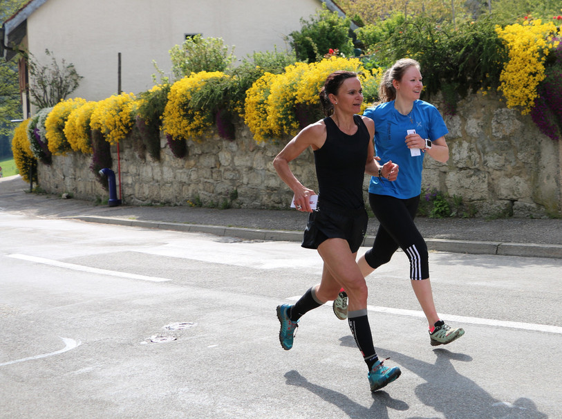A droite de Laurence Yerly, Marianne Fatton a battu le record de la course à pied dames en 31'22