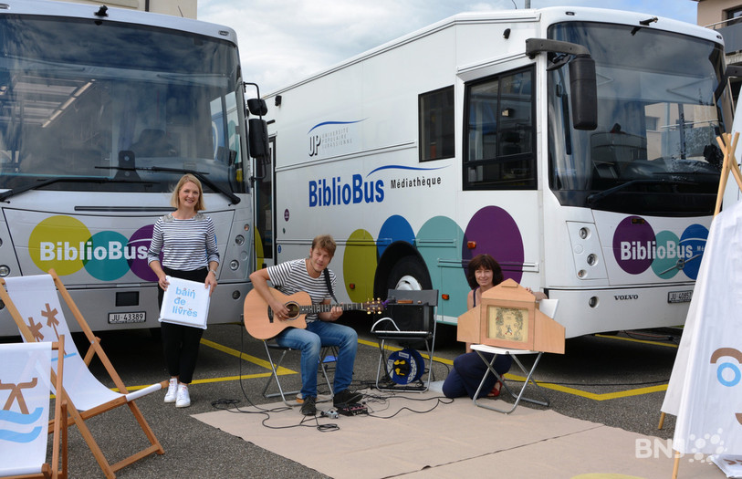 L'Association Bain de livres et le Bibliobus de l'Université populaire jurassienne se sont associés pour douze dates conciliant lecture et animation.