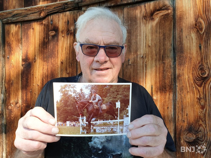 Jean-Pierre Graber, président de la société de cavalerie de Tavannes de 1975 à 1997, replonge dans ses souvenirs de jeunesse. Sur cette photo, il participait au concours hippique d'Engollon. C'était en 1970, il avait alors 25 ans.