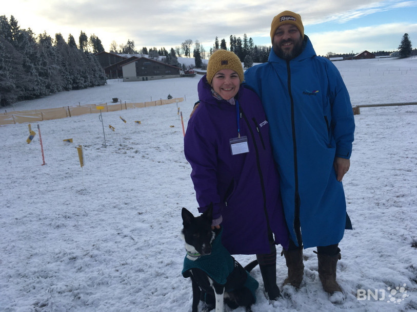 Sandra Gauffroy, son mai Romain et un de leurs chiens sont présents aux courses de chiens de traineaux de Saignelégier pour présenter une démonstration de cavage.