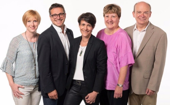 Les cinq candidats socialistes à l'exécutif de La Chaux-de-Fonds: les sortants Théo Huguenin-Elie et Katia Babey au centre, entourés de Sarah Diaz, Carmen Brossard et Pierre-Alain Borel. (Photo: Parti socialiste des Montagnes neuchâteloises)