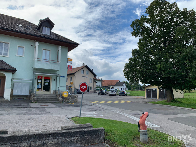 Les rues du village des Genevez devraient voir moins de tracteurs y transiter à l'avenir. Photo : Archives
