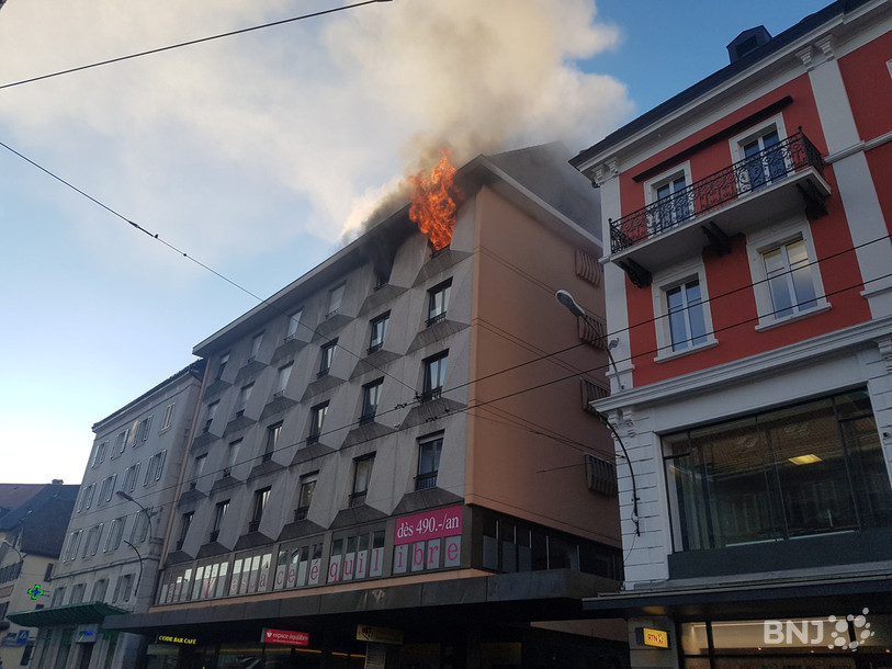 Les flammes ravagent le dernier étage de l'immeuble.