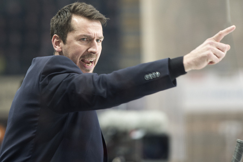 Lars Leuenberger a fêté son premier match aux commandes du HC Bienne par un succès mardi soir (photo : archives/KEYSTONE/Marcel Bieri).