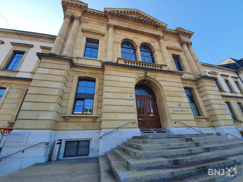 Il est désormais nécessaire de présenter un certificat Covid pour entrer à l'Université de Neuchâtel, ce qui inquiète les Parlements des jeunes.