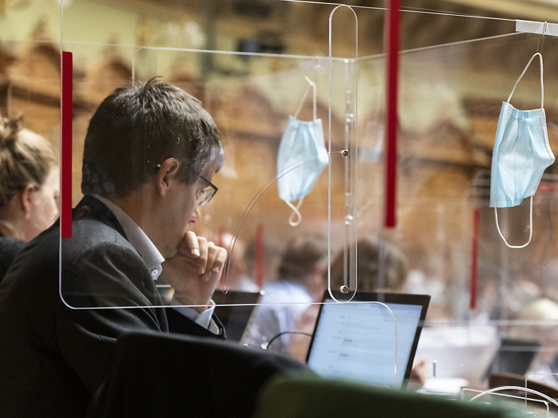 Bien protégés derrière des plexiglas, les députés ont revu mercredi la loi Covid-19 sur plusieurs points. (Photo : KEYSTONE/ALESSANDRO DELLA VALLE)