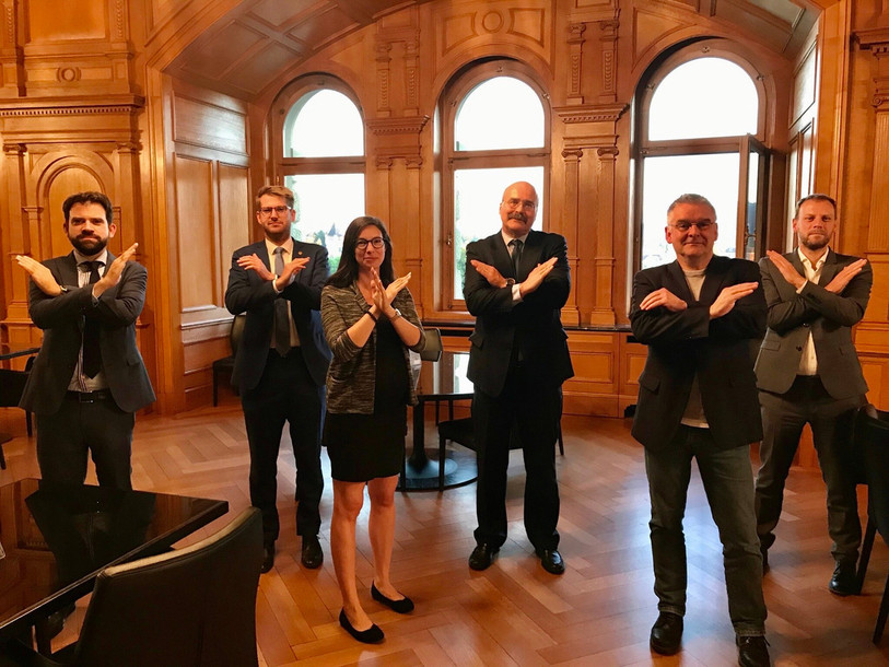La députation neuchâteloises des chambres fédérales, de gauche à droite : Damien Cottier (PLR), Baptiste Hurni (PS), Céline Vara (Les Verts), Philippe Bauer (PLR), Denis de la Reussille (POP) et Fabien Fivaz (Les Verts). (Photo: SP).