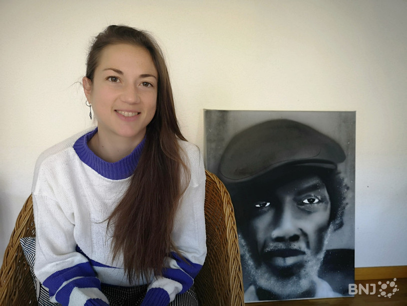 Branca Scheidegger vit dans un studio sous les toits, à deux minutes de la gare de Bienne, « idéal pour rayonner partout » selon elle