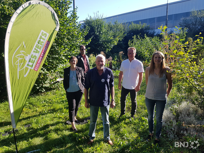 Les Verts de La Chaux-de-Fonds candidats au Conseil communal, Barbara Blanc, Marc Fatton, Patrick Herrmann, Laurent Stehlin et Ilinka Guyot (de gauche à droite) ont choisi un jardin du quartier des Mélèzes pour se présenter à la presse.