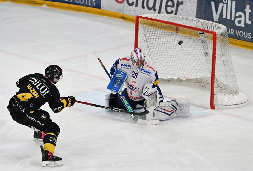 Jonathan Hazen a profité d'une échappée solitaire pour inscrire le 2-0 pour le HC Ajoie face à Kloten samedi soir à Porrentruy (photo : Georges Henz).