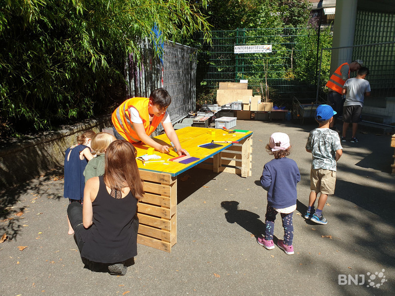 Les jeunes constructeurs apprennent notamment à planter des clous.