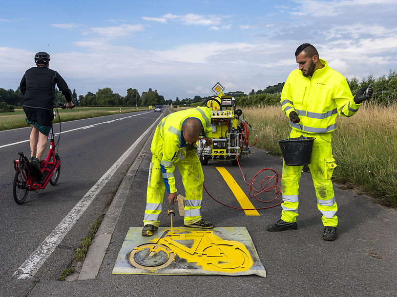 Les cyclistes devraient bénéficier de plus de sécurité avec la nouvelle loi. (Photo : KEYSTONE/JEAN-CHRISTOPHE BOTT)