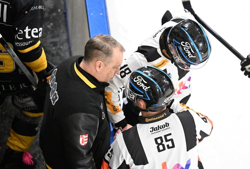 L'entraîneur du HC Ajoie Greg Ireland n'a pas franchement apprécié la prestation du quatuor arbitral samedi soir (photo : Georges Henz).