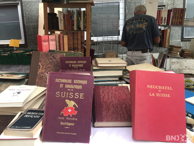 Les bouquinistes et autres maisons d'édition ont installé leurs stands vendredi après-midi au centre-ville du Locle. 