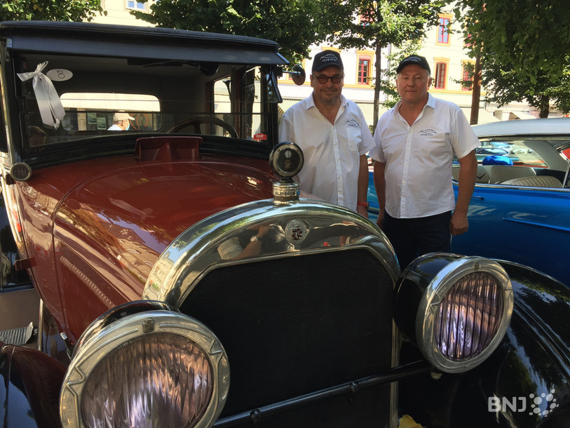 Claude Konrad (à gauche) en compagnie d'Emmanuel Thürler devant une Cadillac de 1924.