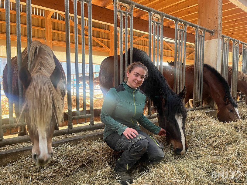 Saecy Abplanalp, apprentie agricultrice, dans l'exploitation de sa première année de stage, chez Lise Rès au Bémont.