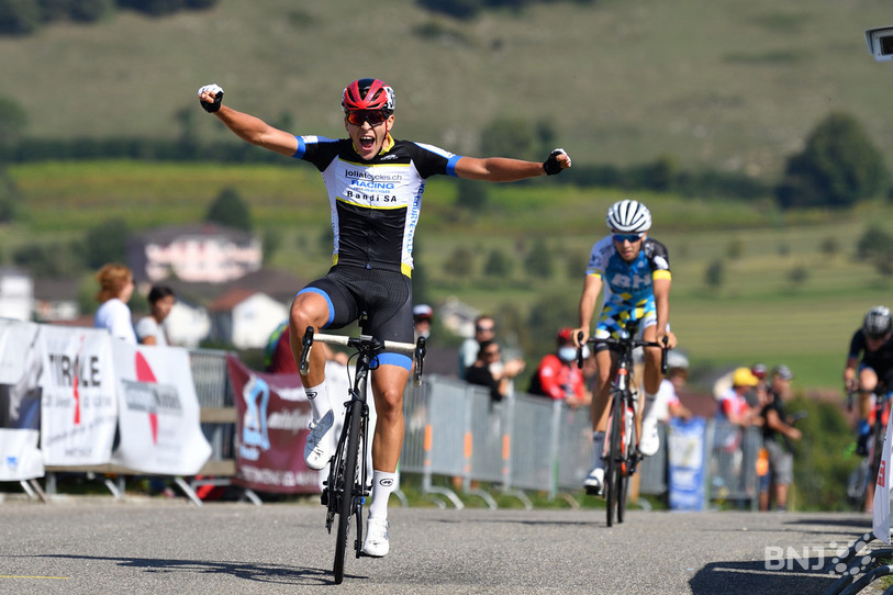 Arnaud Tendon peut fêter sa victoire à l'arrivée (photo : Georges Henz).