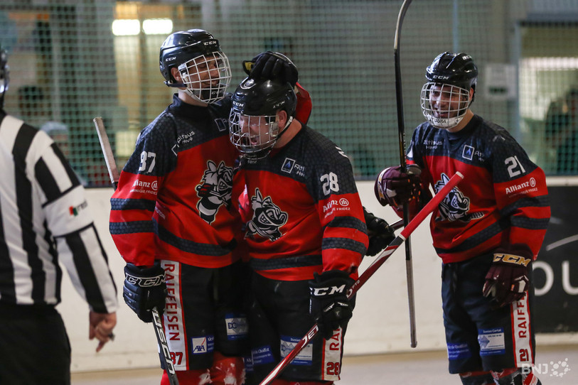 Les joueurs du SHC Buix peuvent sourire, ils prennent les commandes du championnat (photo : archives Mauricette Schnider).