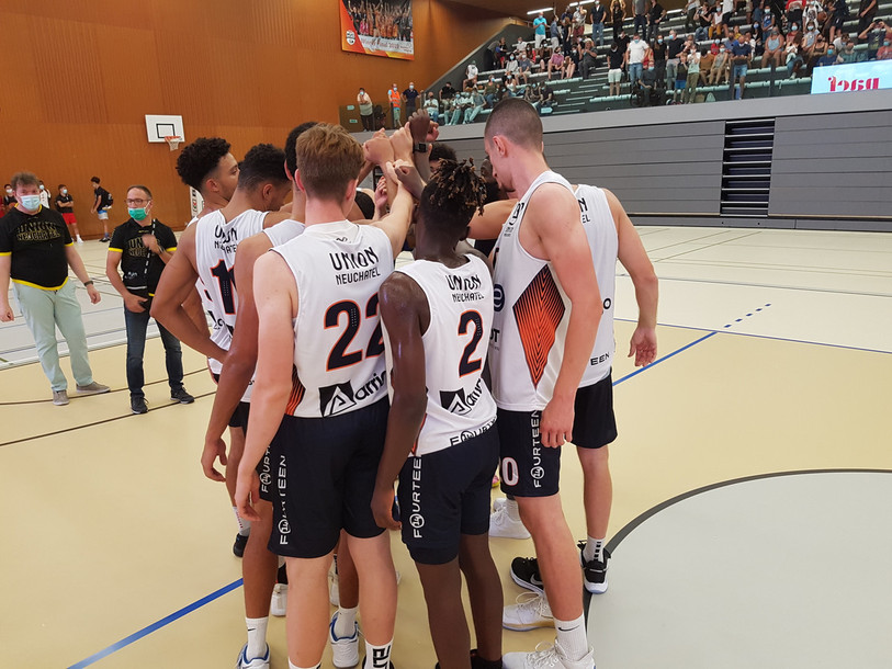 Les Neuchâtelois ont porté pour la première fois leurs nouvelles couleurs présentées jeudi. (Photo: Union Neuchâtel Basket)