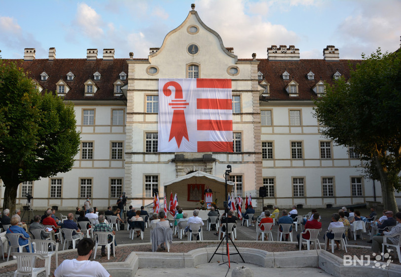 La Fête du peuple jurassien s'est notamment tenue dans la Cour du château de Delémont afin de respecter les mesures sanitaires.