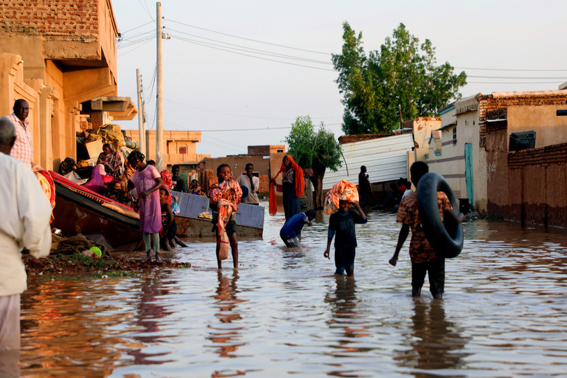De nombreux Soudanais ont les pieds dans l'eau, comme ici dans l'est de Khartoum (photo : EPA/MOHAMMED ABU OBAID).