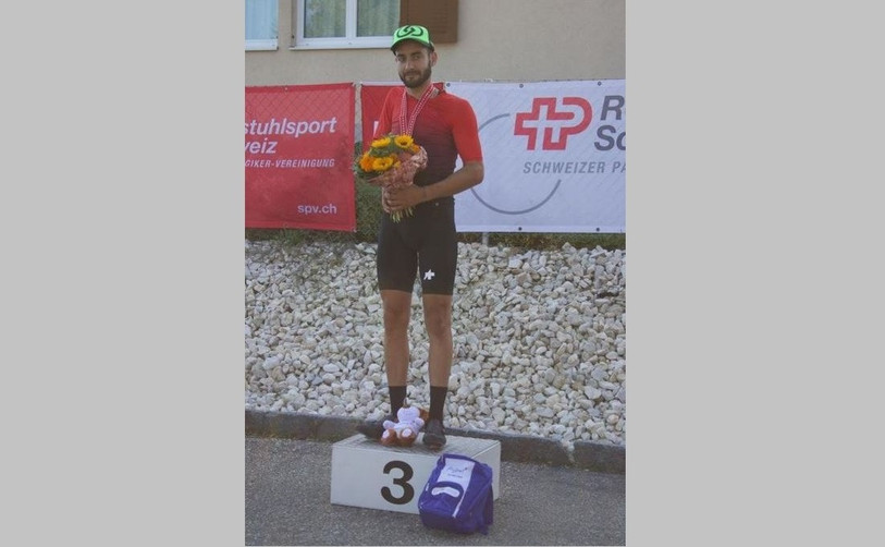 Kamel Vauclair sur la 3e marche du podium avec sa médaille, samedi (photo : Kamel Vauclair).