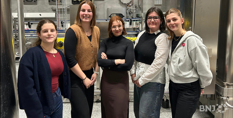 Inès Badertscher, Léa Grellier, Félicia Fasel, Marion Stadelmann, Héloïse Girardin (de gauche à droite) forment le comité de la Jeunesse socialiste jurassienne (photo: JSJ).