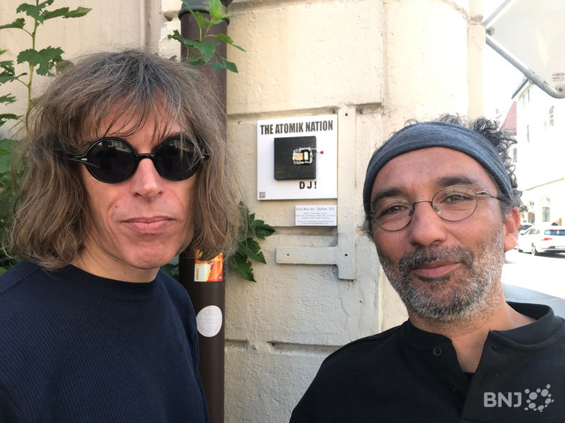 Jérôme et Karim, membres fondateurs de The Atomik Nation, ont installé une de leur boîte à musique sur l'immeuble du numéro 10 de la rue de la Balance, à La Chaux-de-Fonds.
