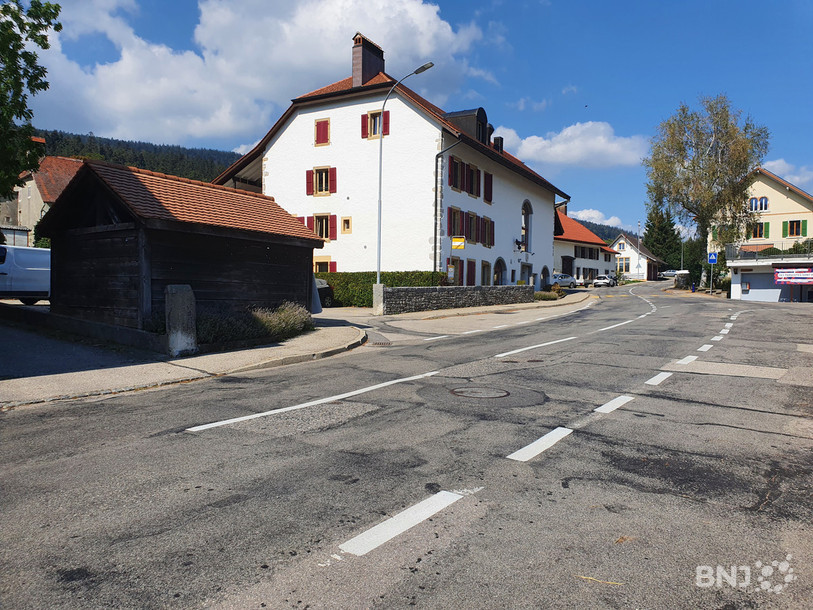 Deux ans de travaux sont prévus pour refaire à neuf la traversée du village d'Enges. (Photo archives)