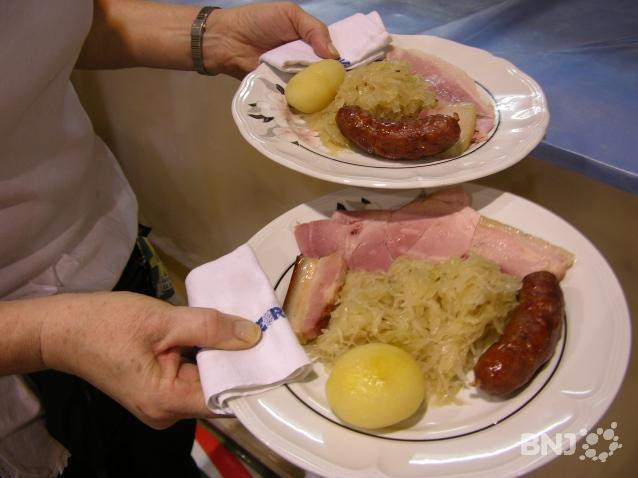 Le menu de St-Martin ne pouvant pas être dégusté dans les restaurants jurassiens, certains se rendent dans des établissements du Jura bernois. (Photo : archive).