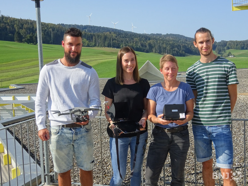 L'association Sauvetage de faons Jura bernois compte sept membres actifs. Sur la photo, de gauche à droite: Gilles Eichenberger, Lise Neukomm, Maud Léchot et Raphaël Gigon