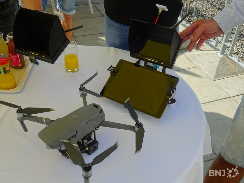 Le drone est équipé d'une caméra thermique permettant de détecter les points chauds sur les prairies. Il vole entre 40 et 45 mètres d'altitude afin d'avoir un large champ de vision.