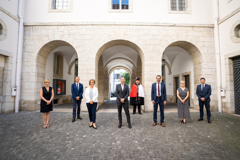 René Prêtre a été honoré à l'Hôtel des Halles à Porrentruy par le Gouvernement jurassien in corpore. De gauche à droite: Gladys Winkler Docourt, David Eray, Nathalie Barthoulot, René Prêtre, Martial Courtet, Rosalie Beuret Siess, Jacques Gerber. Photo : canton du Jura.