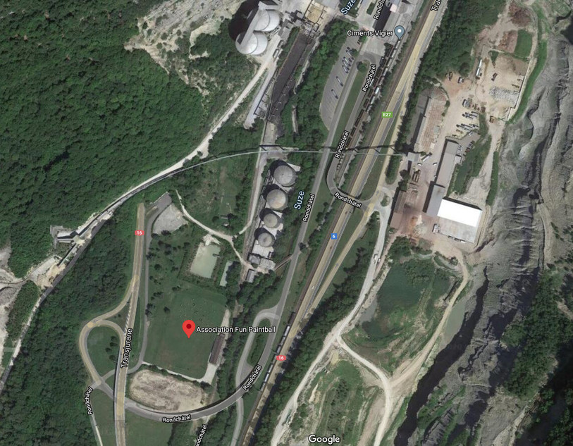 Les caravanes sont installées sur le terrain vers la sortie d'autoroute de Rondchâtel. (Photo: Google Maps)