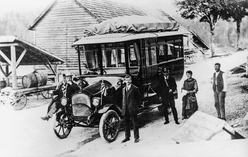 Le premier car postal du canton de Neuchâtel qui reliait La Brévine à Couvet en 1920.