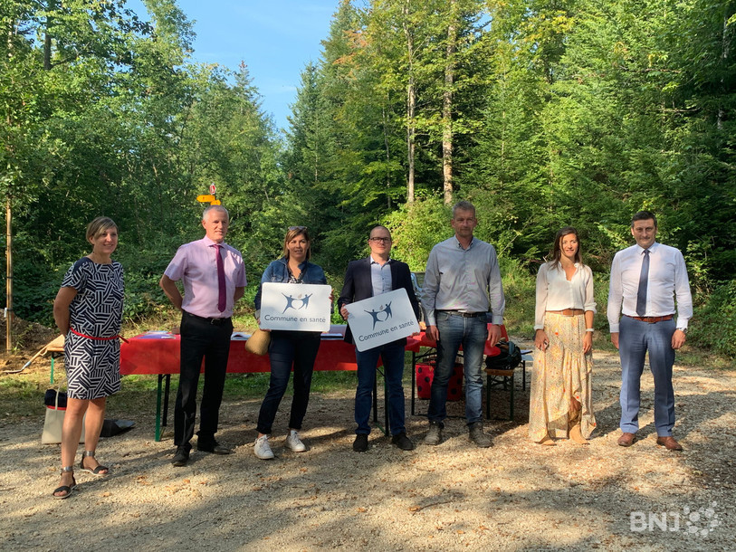 Le titre a été remis aux communes d'Alle et Courgenay au coeur de la forêt, au lieu-dit la Montagne d'Alle. (De gauche à droite : Stéphanie Mertenat Eicher, cheffe de projets pour la Fondation O2, Didier Jolissaint, maire de Courgenay, Audrey Schluchter, conseillère communale à Courgenay, Alan Stalder, conseiller communal à Alle, Stéphane Babey, maire d'Alle, Chloé Saas directrice de la FOndation O2 et Jacques Gerber, ministre de l'économie et de la santé.)