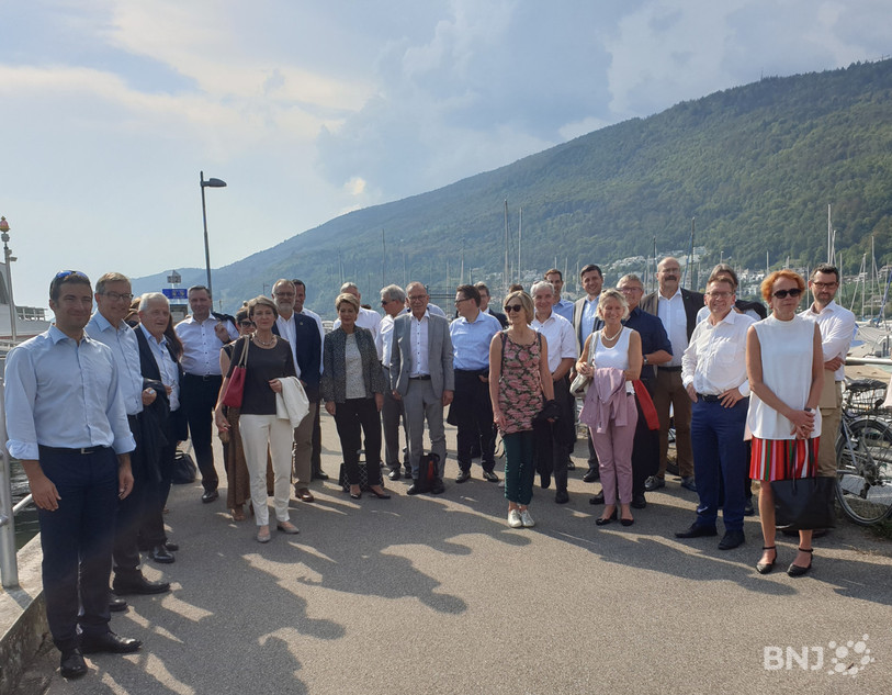 Après une croisière sur le lac de Bienne, les députés ont visité l'entreprise horlogère Swatch puis ils se sont rendus à Macolin pour découvrir l'infrastructure du centre national de sport.